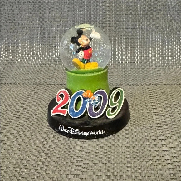 Disney Other - RARE Walt Disney World - Parks EXCLUSIVE Globe - Mickey - Finding Nemo and Dory